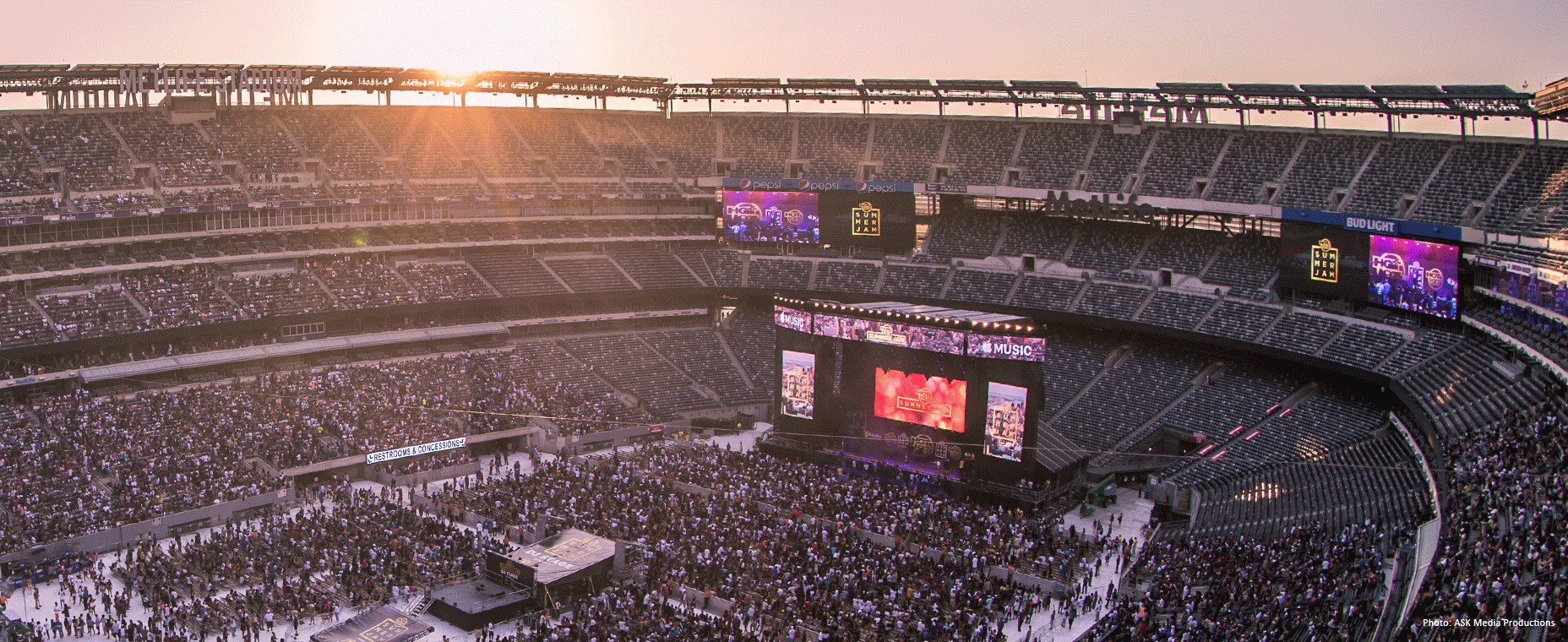 Stadiums & Amphitheatres | Stageline Mobile Stage